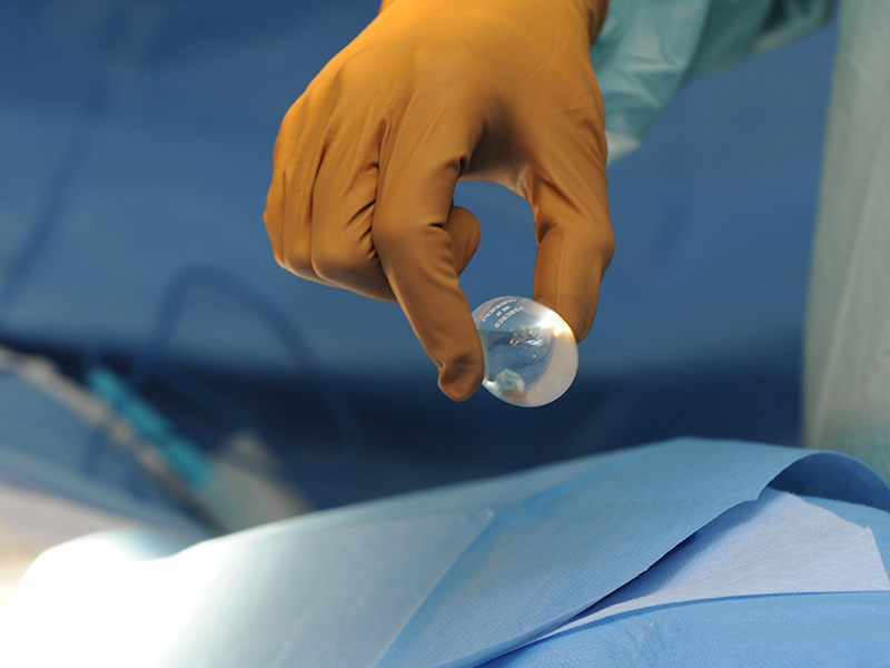 Implantul testicular